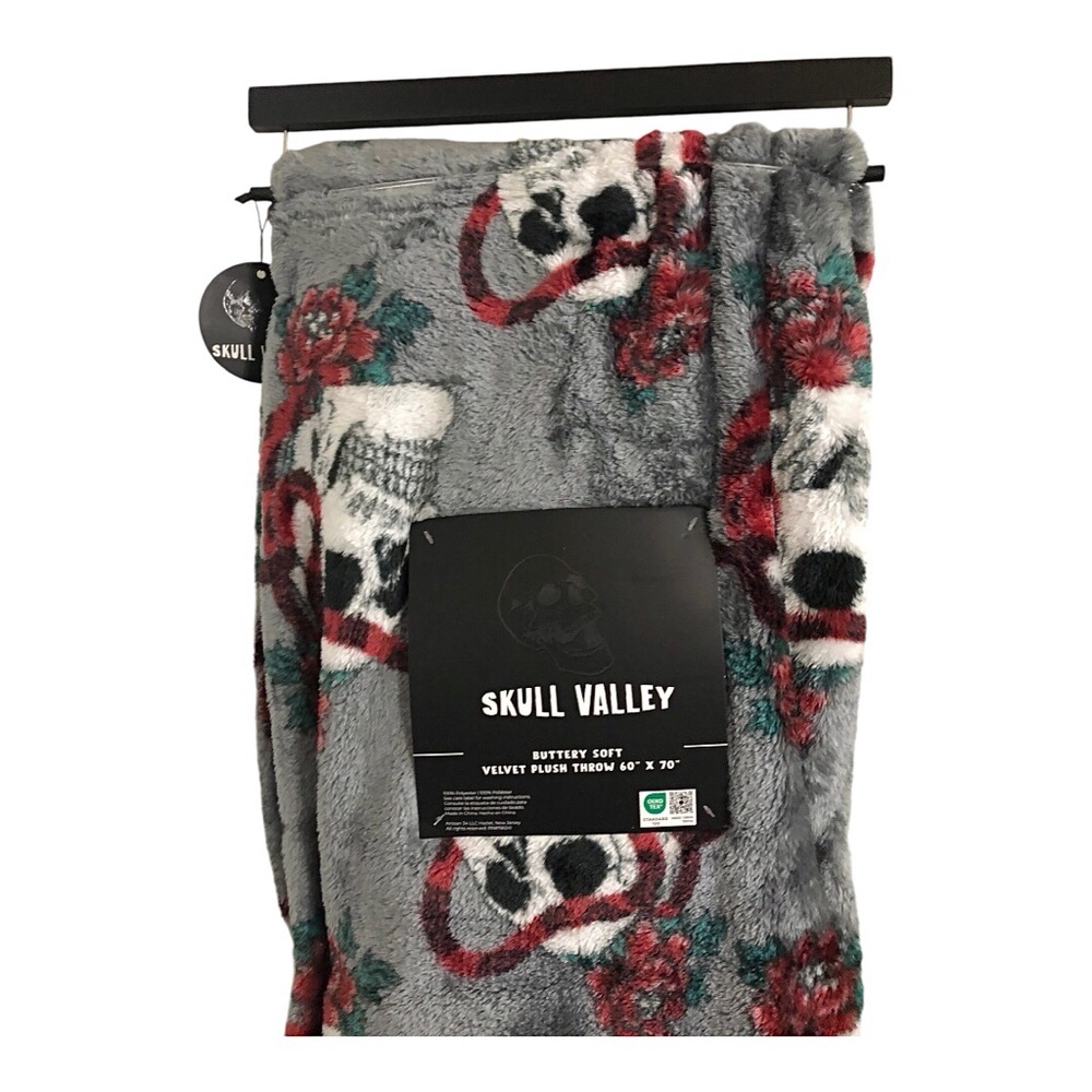 Skull serpent red roses printed gray soft velvet plush throw blanket new